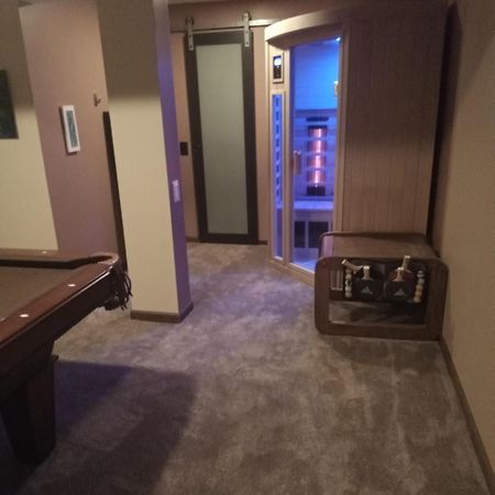 Super Suite With Sauna, Pool Table And Arcade Game Lansing Exterior foto