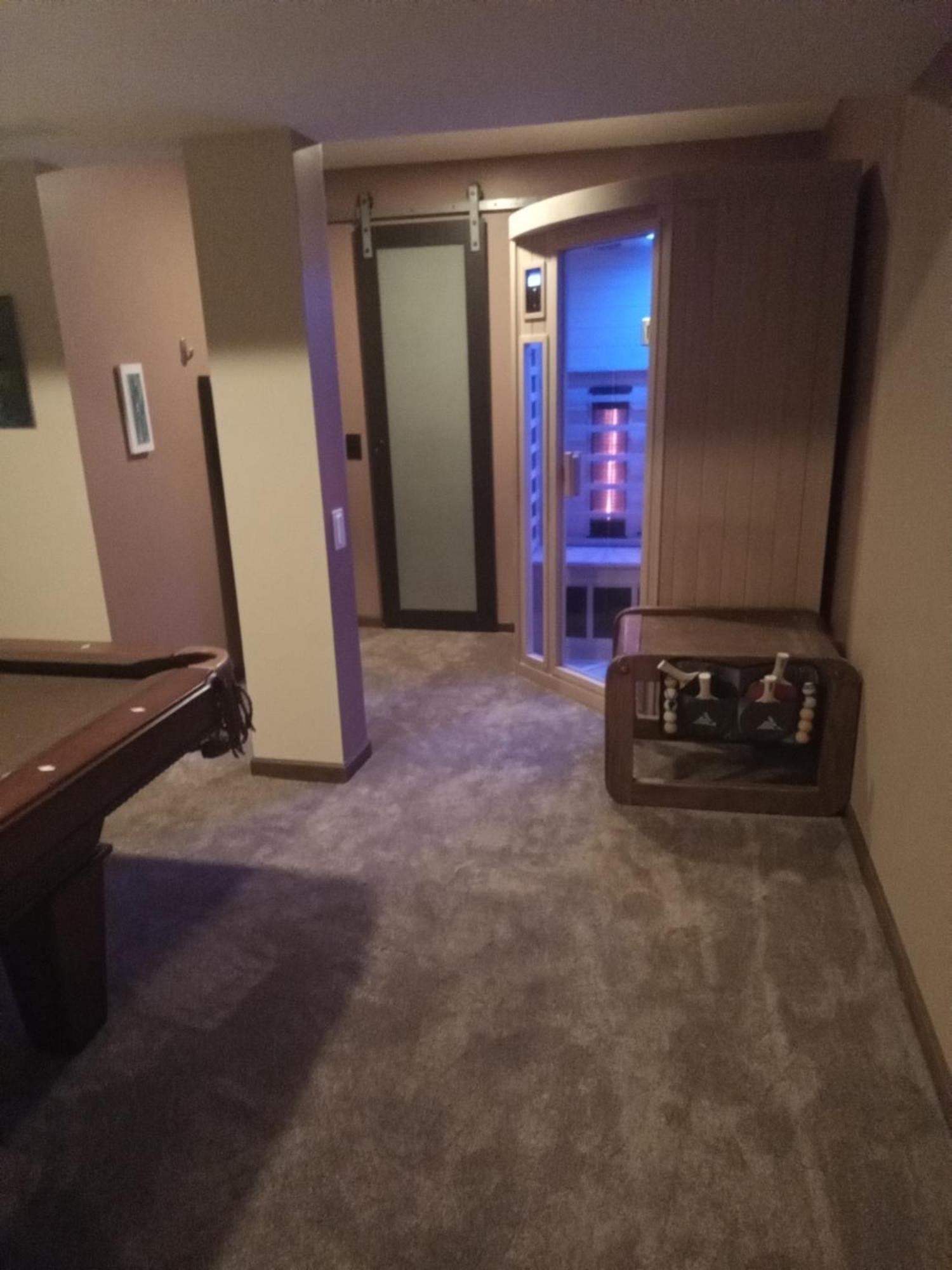 Super Suite With Sauna, Pool Table And Arcade Game Lansing Exterior foto